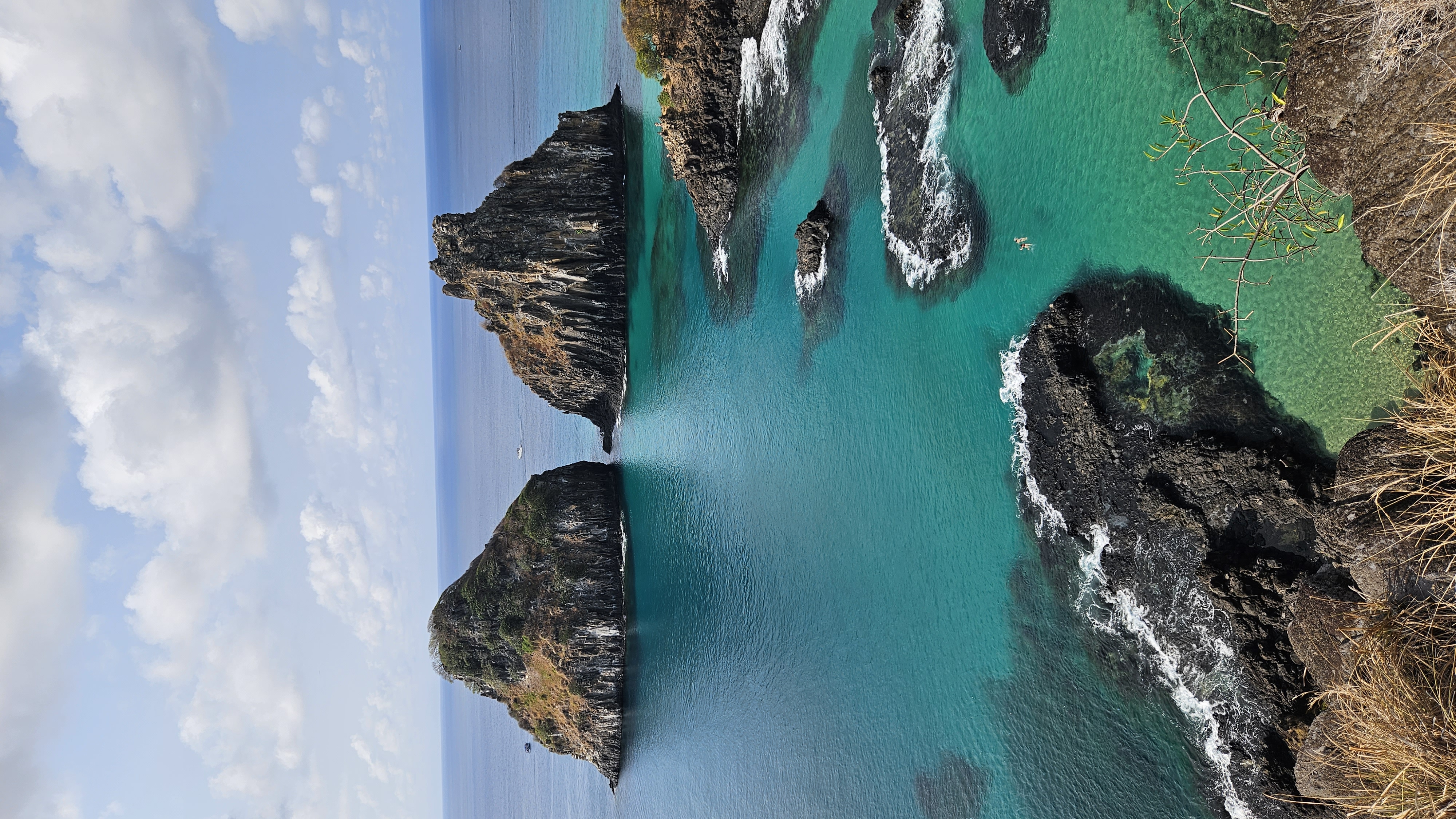Vista aérea de Fernando de Noronha com águas cristalinas e praias paradisíacas